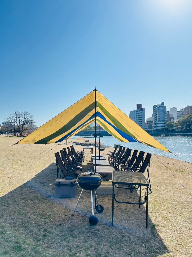 広島市内の公園にBBQレンタル機材を設置している様子